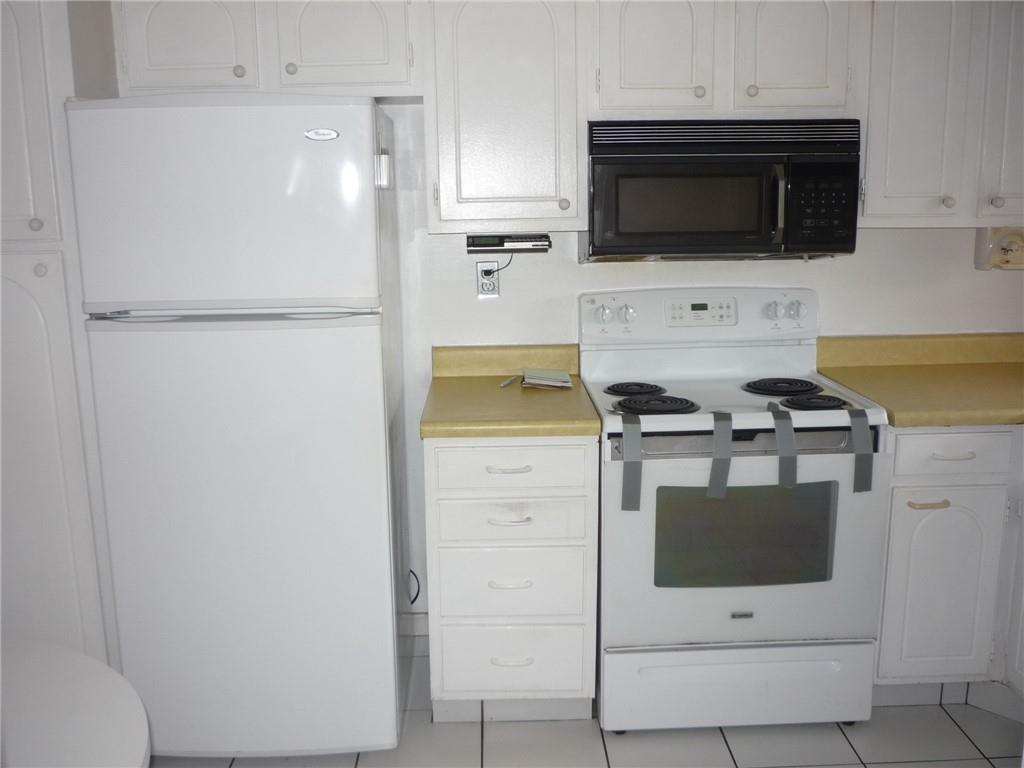 HOLLYBROOK GOLF & TENNIS - Residential