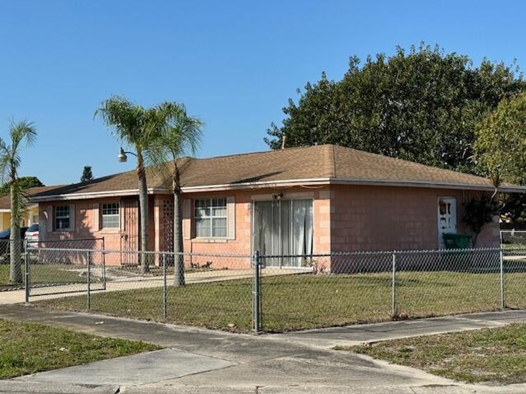 Photo of 2707 Essex Court, Fort Pierce, FL 34946 (MLS # R10963658)