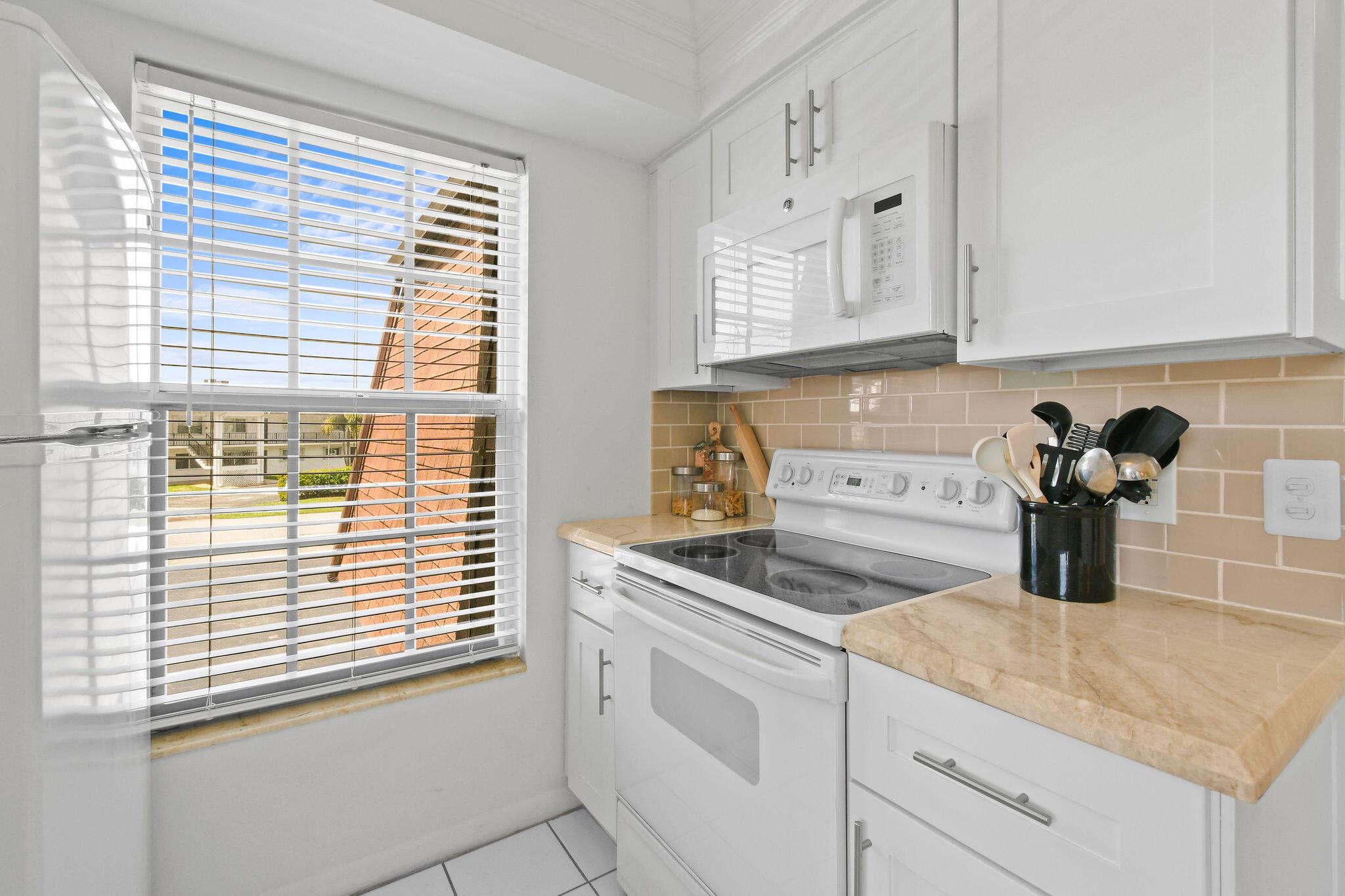 MERIDIAN CONDO 13 - Residential