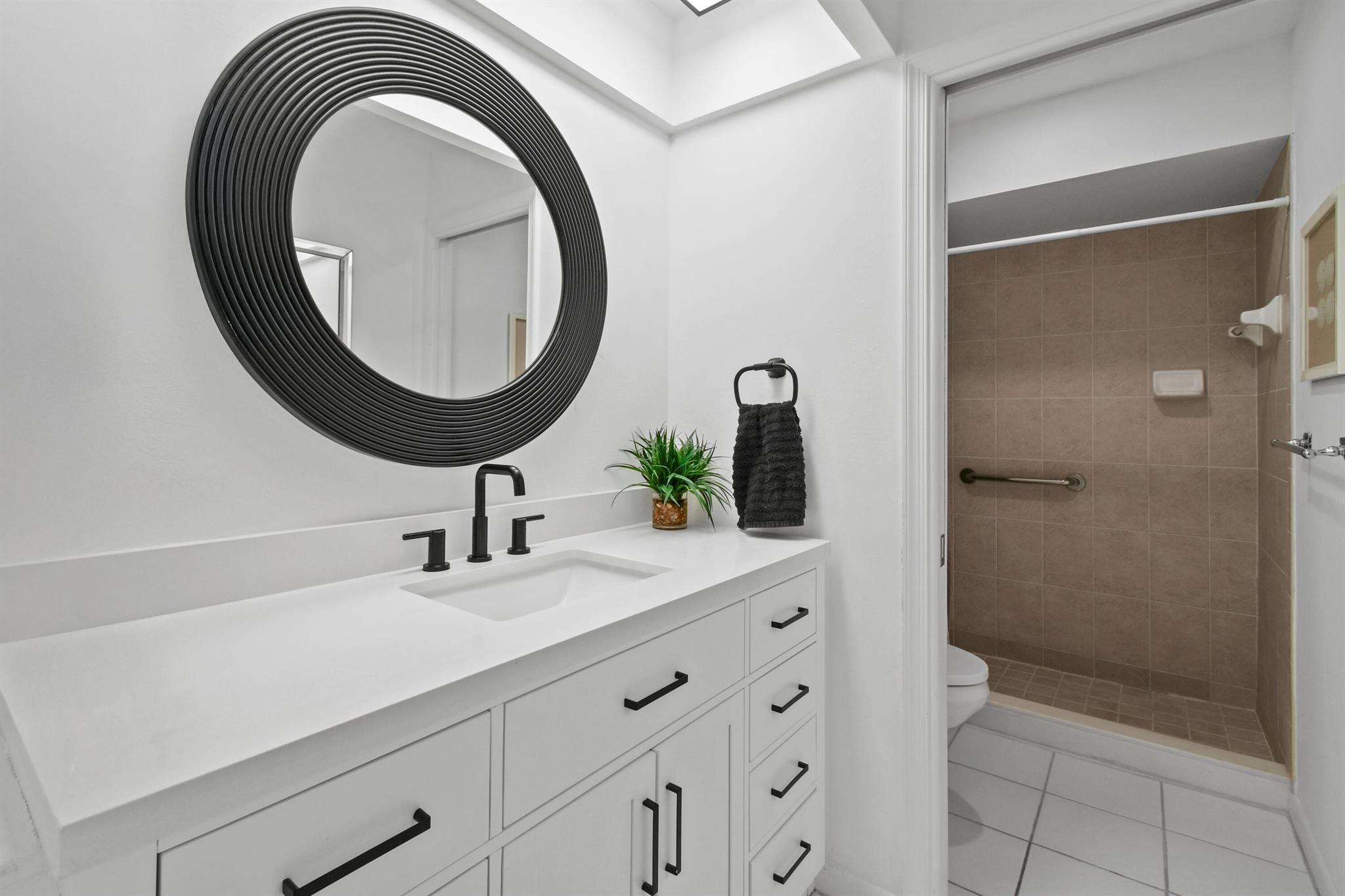 MERIDIAN CONDO 13 - Residential