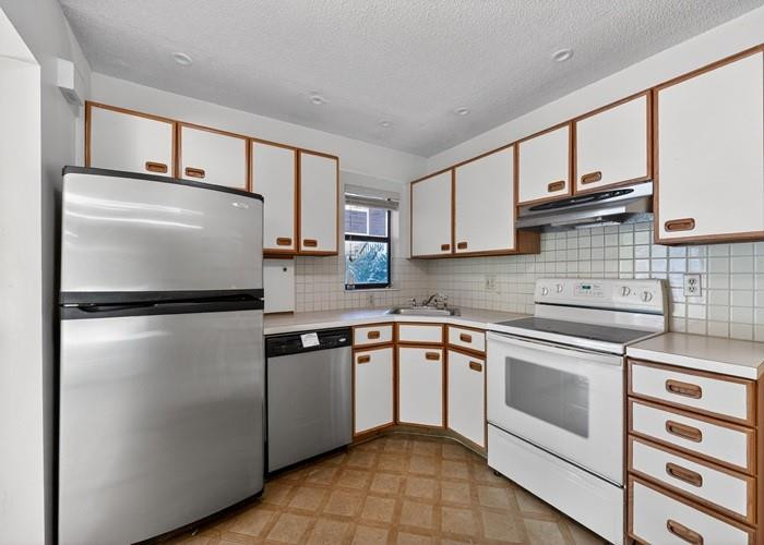 APPLEWOOD VILLAGE IV-E CO - Residential