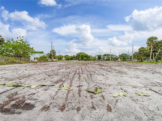 445 OLD DIXIE HWY, VERO BEACH, FL 32962 - Image b2cb36f1f7cae3b44e006e61d58bfd7b/32352479