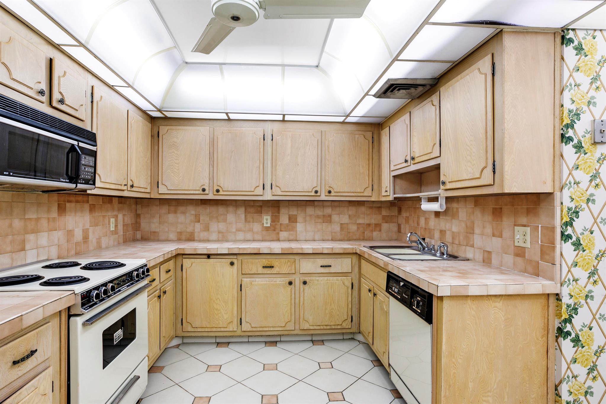 LOWELL HOUSE CONDO - Residential