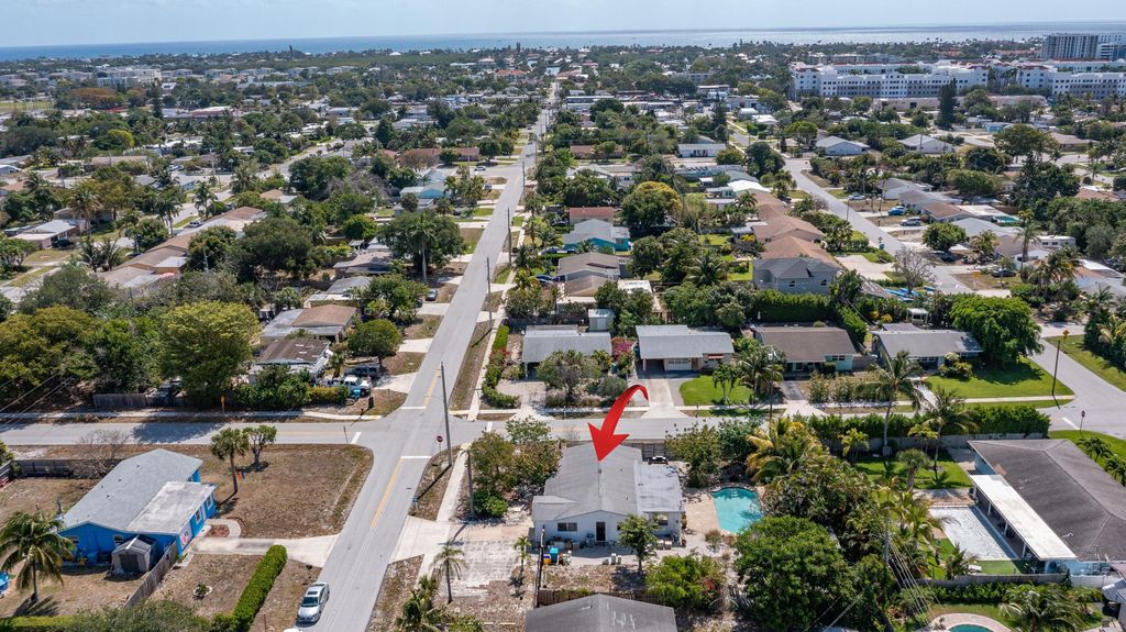 Photo of 204 SW 10th Avenue, Boynton Beach, FL 33435 (MLS # R11086487)