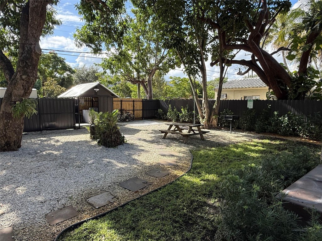 HOLLYWOOD - Residential Lease