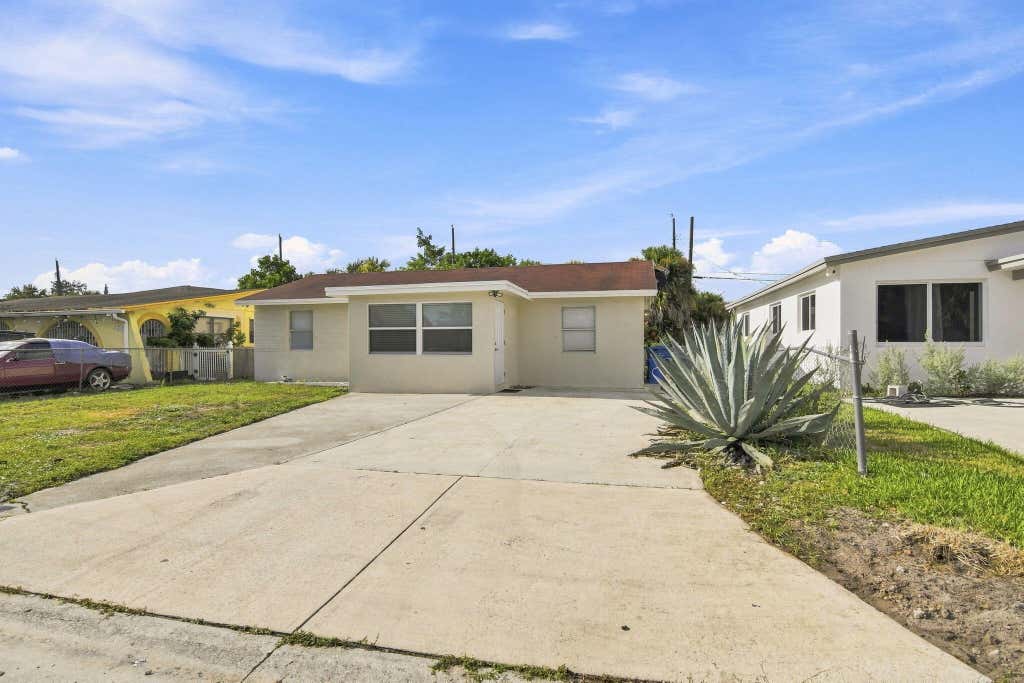 Photo of 1217 W 32nd Street, Riviera Beach, FL 33404 (MLS # B26068583)