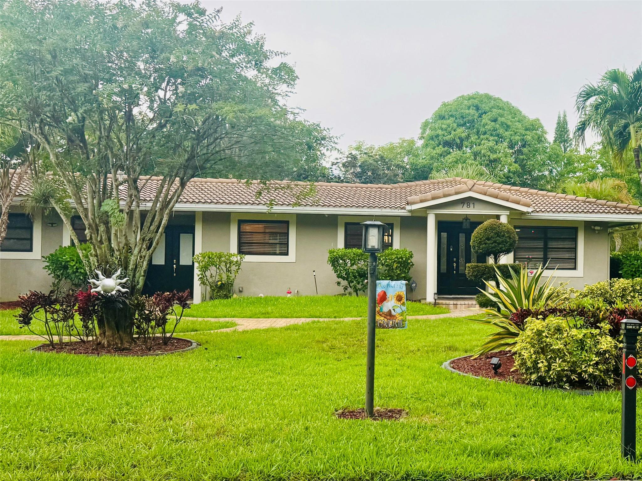 Beautiful and spacious 3-bedroom, 2-bath single-family pool home located in a quiet cul-de-sac in Plantation. This rarely available corner lot property features lush landscaping and a screened-in, courtyard-style pool area, ideal for relaxing or entertaining. The home offers an open layout with plenty of natural light throughout. Enjoy the privacy and comfort of a well-maintained home in a great neighborhood. Property is vacant and easy to show.
**Move-in special: First month, Last Month and $3,500 security deposit. This opportunity won’t last long, schedule your showing today!