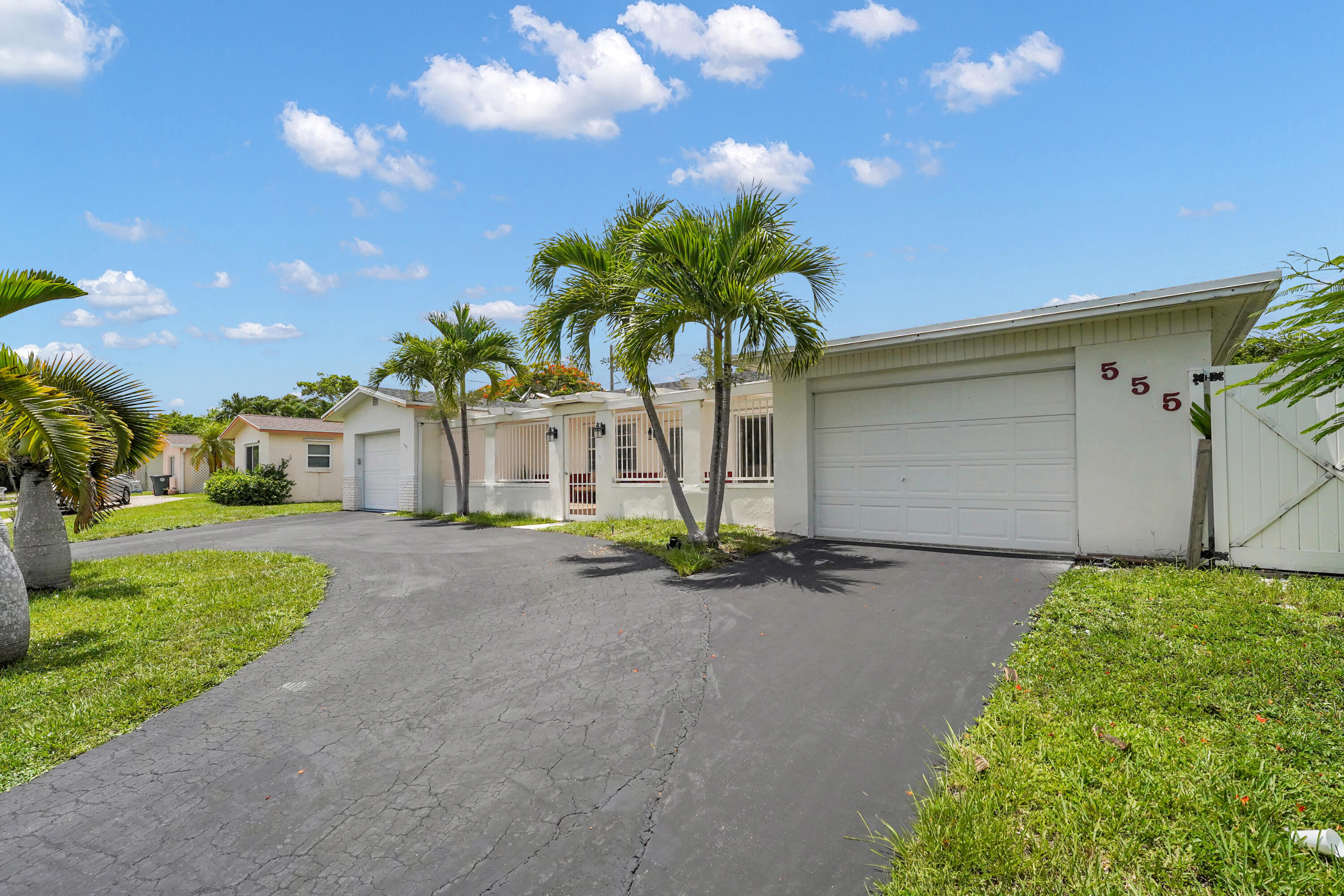 555 NW 50TH Place