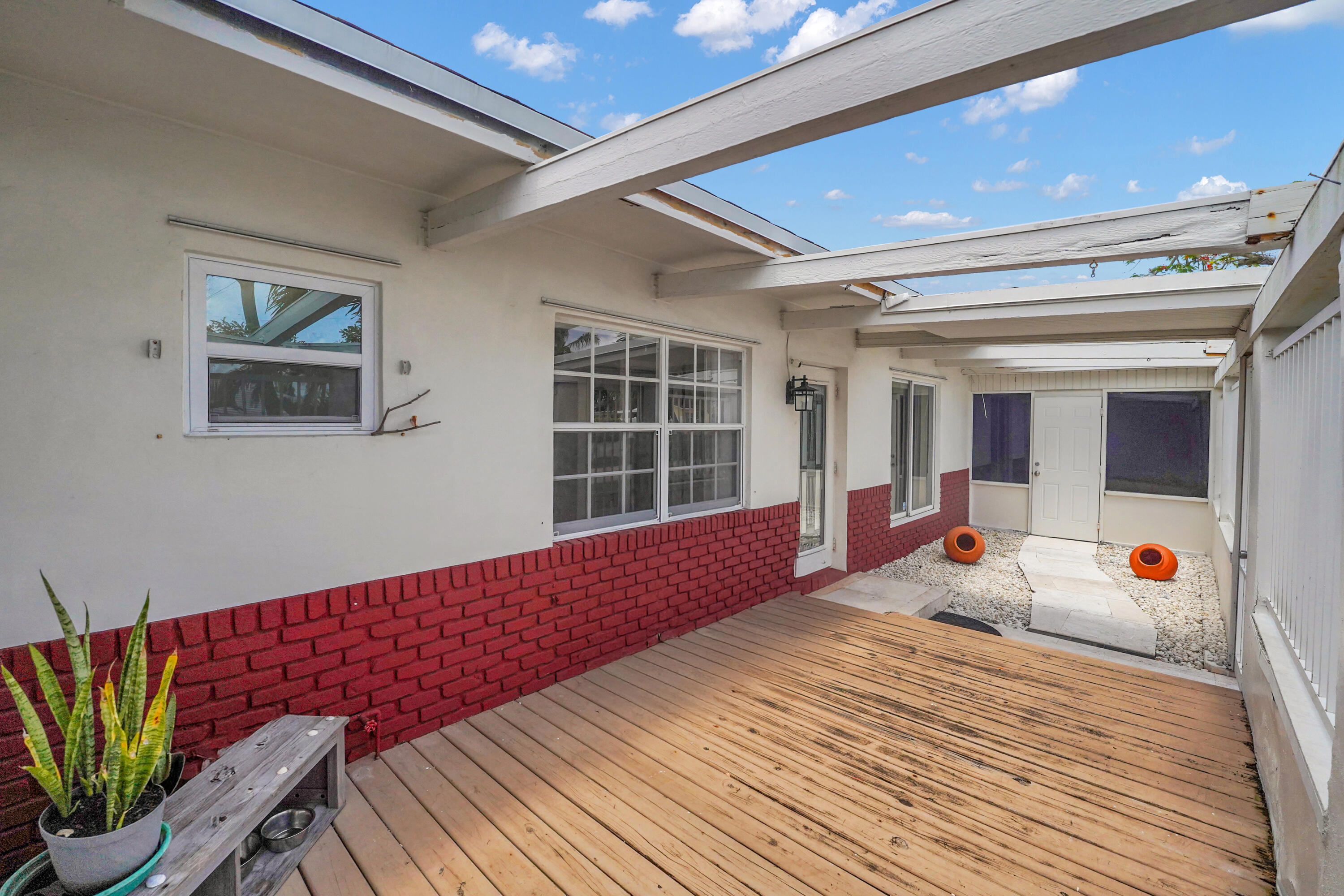 555 NW 50TH Place