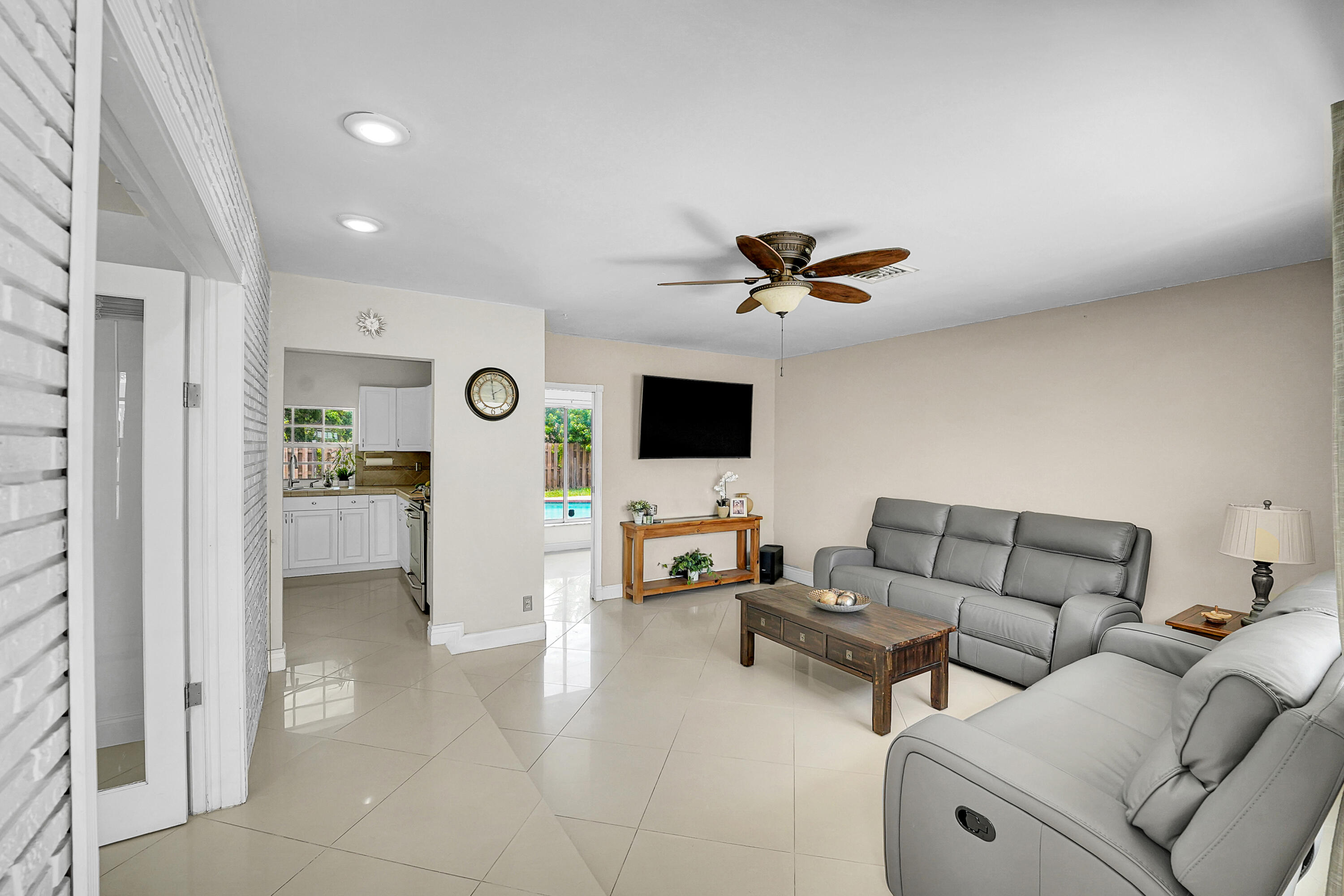 555 NW 50TH Place