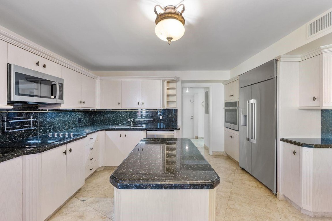 HAMPTON BEACH CLUB - Residential