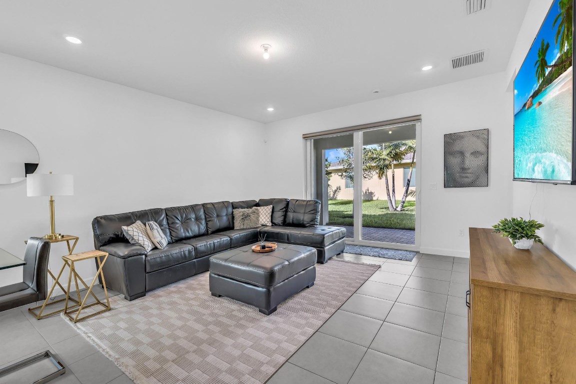 DELRAY TRAILS AT VILLA DE - Residential