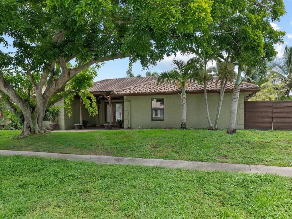 Photo of 22100 Serenata Circle, Boca Raton, FL 33433 (MLS # F10519303)