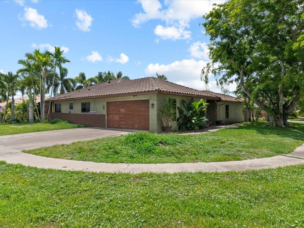 CURRENTLY SET UP AS A THREE BEDROOM, COULD EASILY BE A FOUR BEDROM. PRICED SUBSTANTIALLY BELOW MARKET VALUE OFFERS WITH NO CONTIGNECIES PREFERRED. POOL, CORNER LOT, 2-CAR GARAGE.
