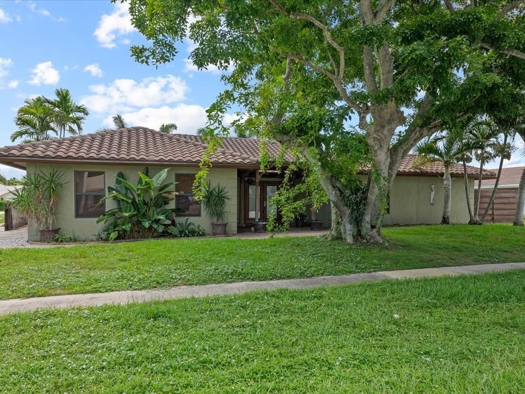 Photo of 22100 Serenata Circle, Boca Raton, FL 33433 (MLS # F10519303)