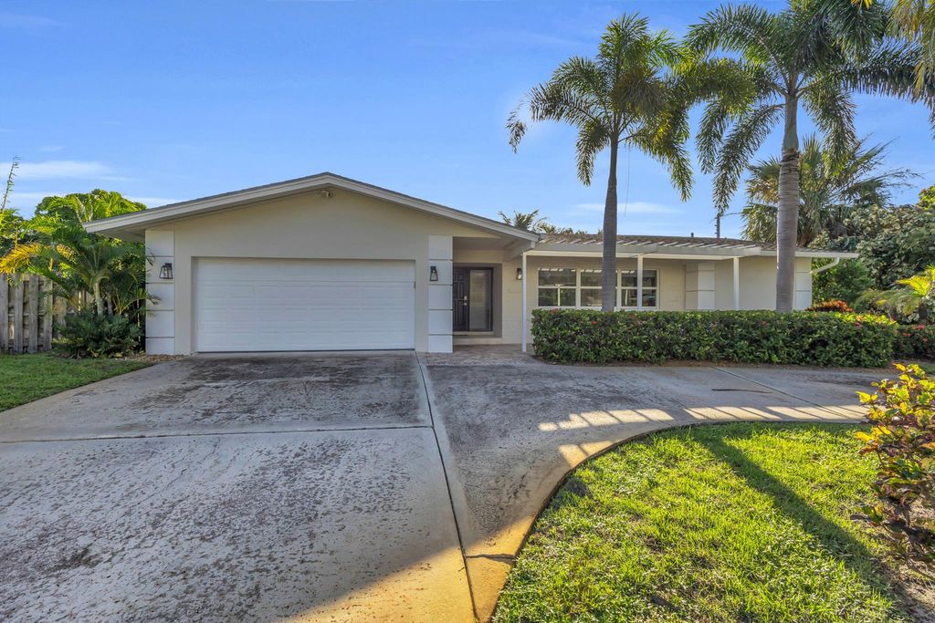 Photo of 40 Pinetree Place, Tequesta, FL 33469 (MLS # R11128803)