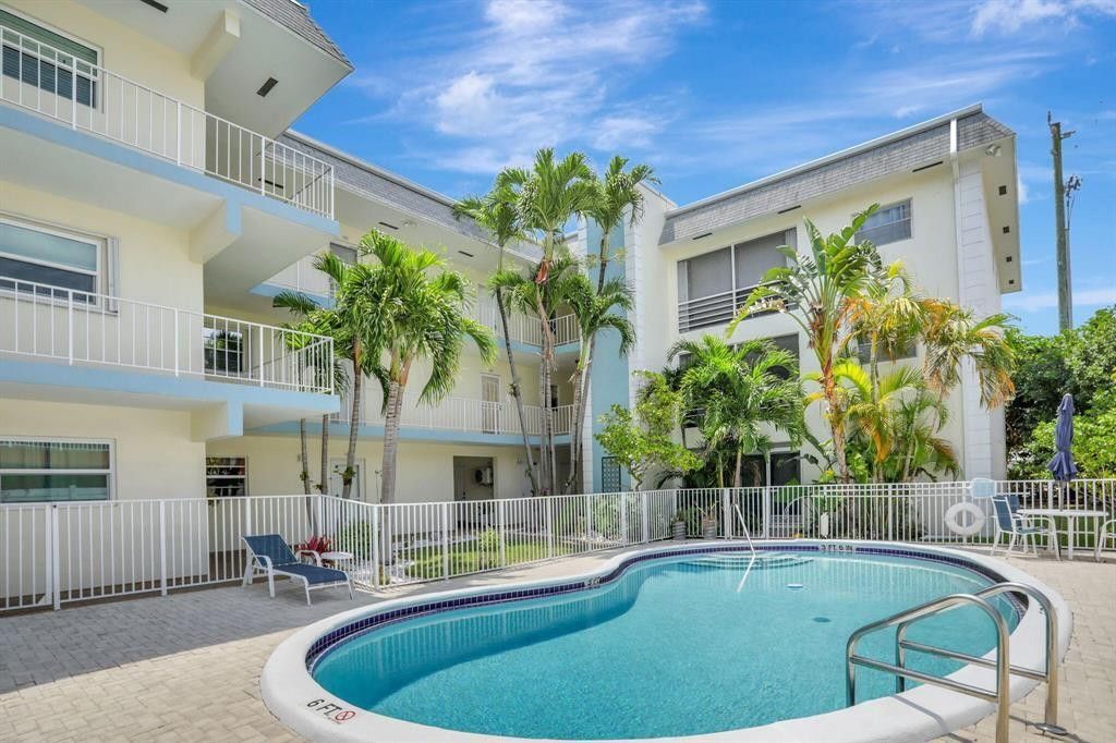 Photo of 3216 SE 8 St #202, Pompano Beach, FL 33062 (MLS # F10517178)