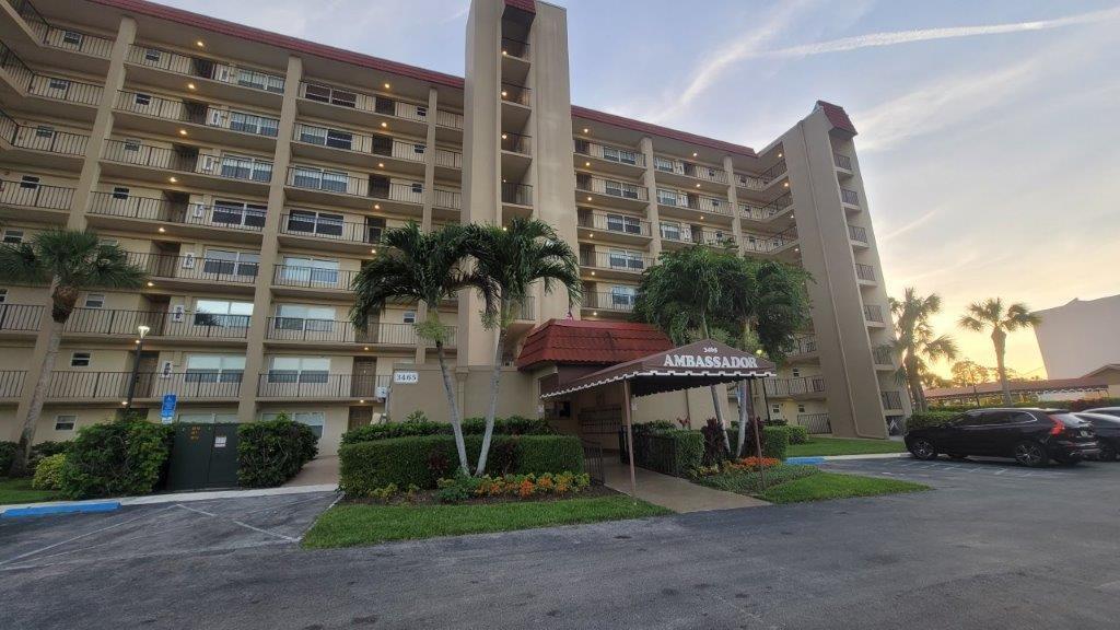 First floor unit +55 community Enjoy golf course views, 2-bedroom, 2 bathroom, new roof April 2022. The master bedroom offers a walk-in closet. Close to I95 shopping ristorantes FL-Turnpike and more