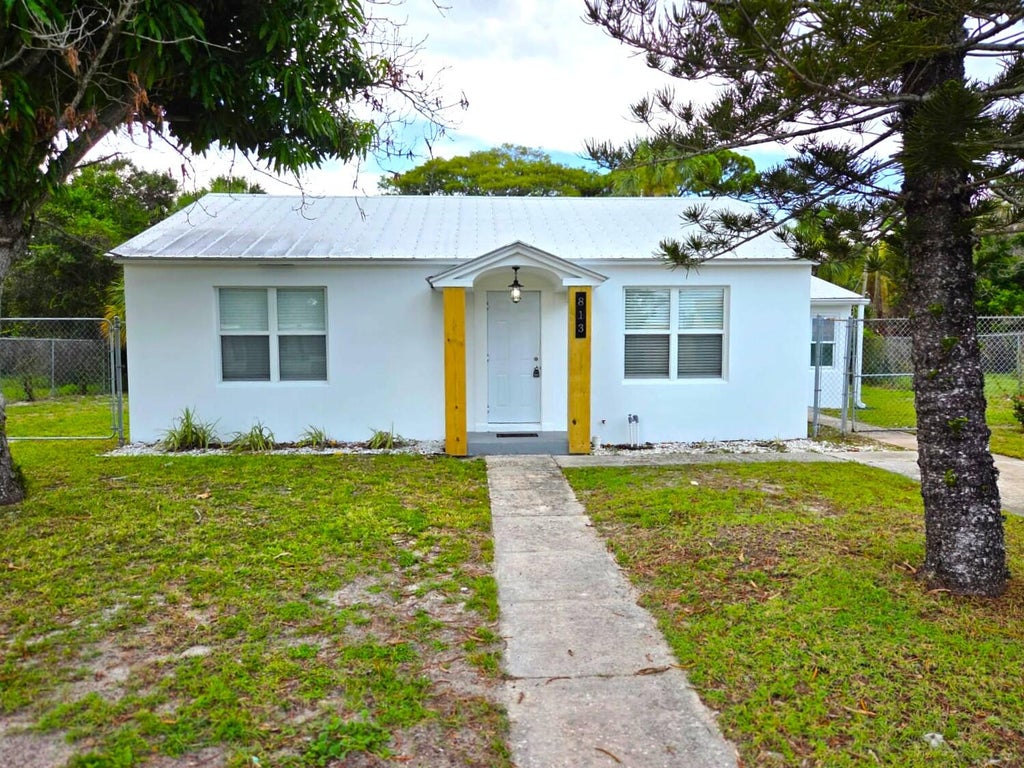 Photo of 813 S 6th Street, Fort Pierce, FL 34950 (MLS # B26054182)