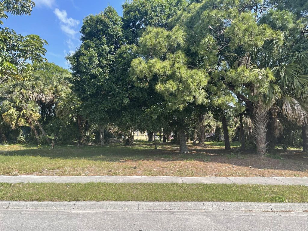 Photo of Tbd Ave L, Fort Pierce, FL 34947 (MLS # R10974429)
