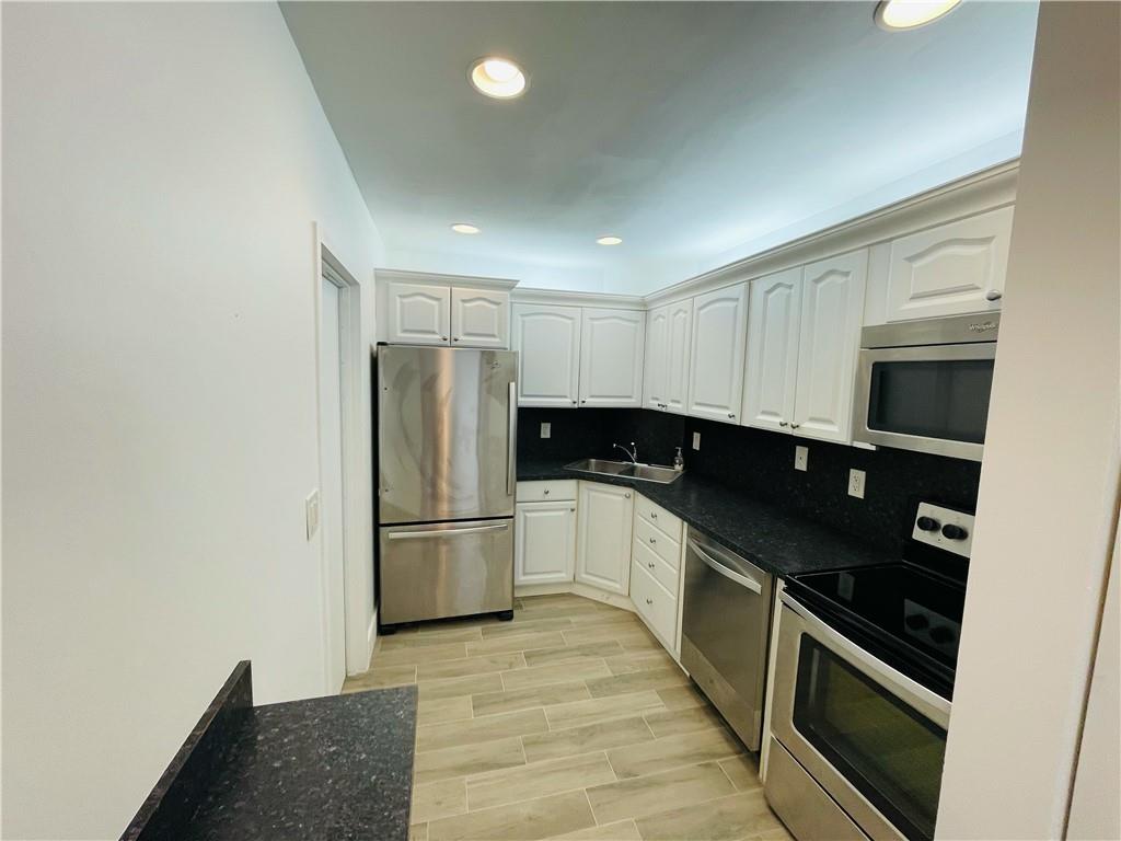 OAKLAND SHORES CONDOMINIU - Residential Lease