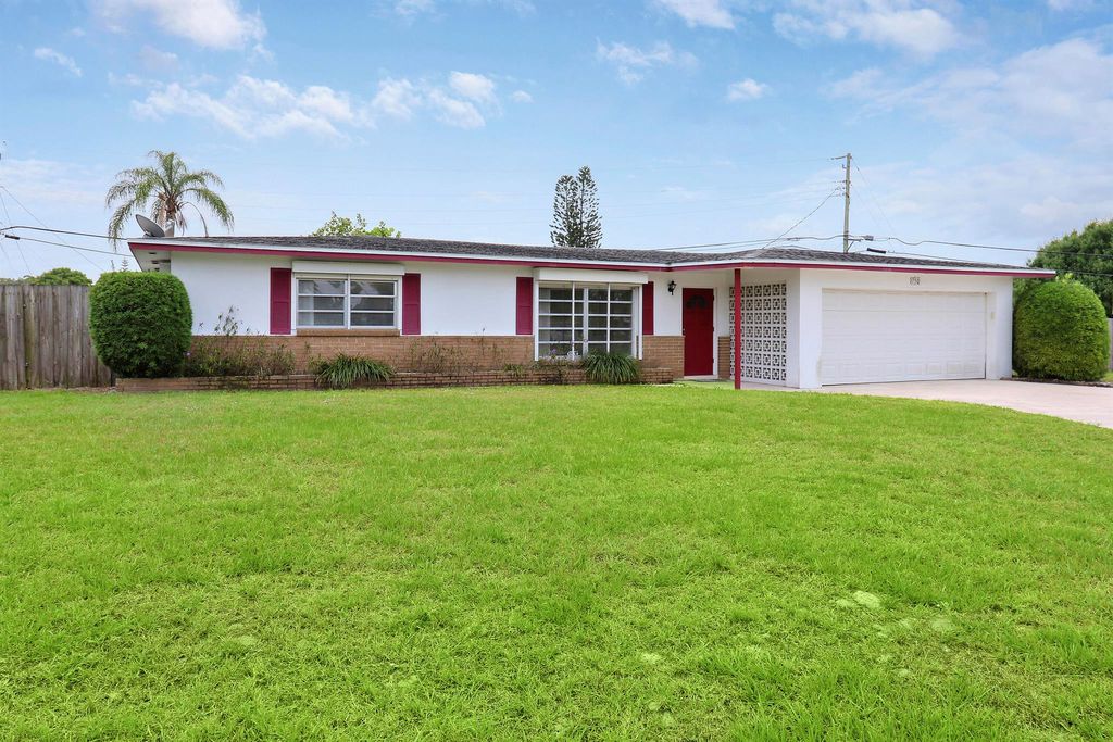 Photo of 750 Oak Street, Port Saint Lucie, FL 34952 (MLS # R10988789)