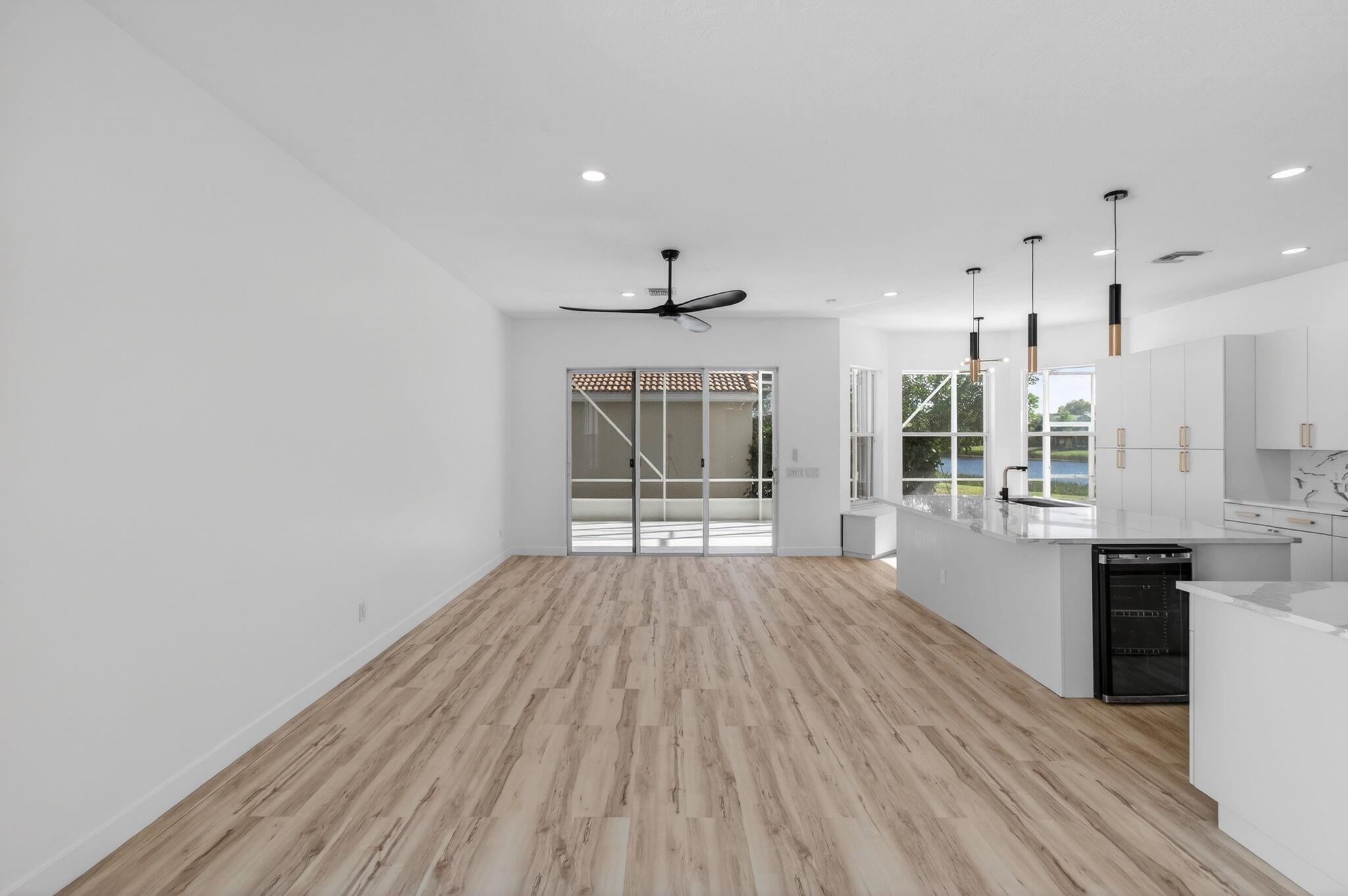 VALENCIA LAKES - Residential