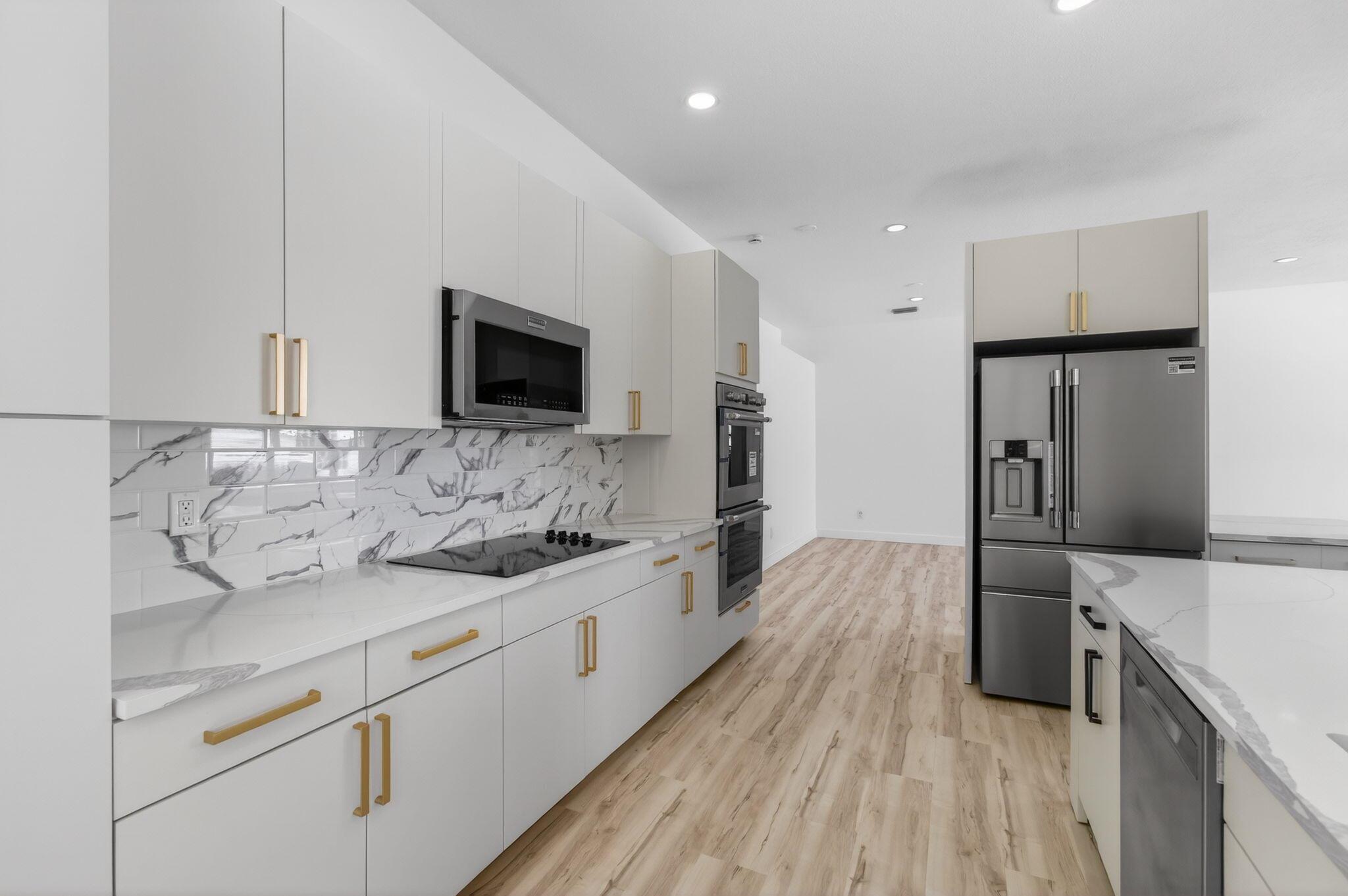 VALENCIA LAKES - Residential