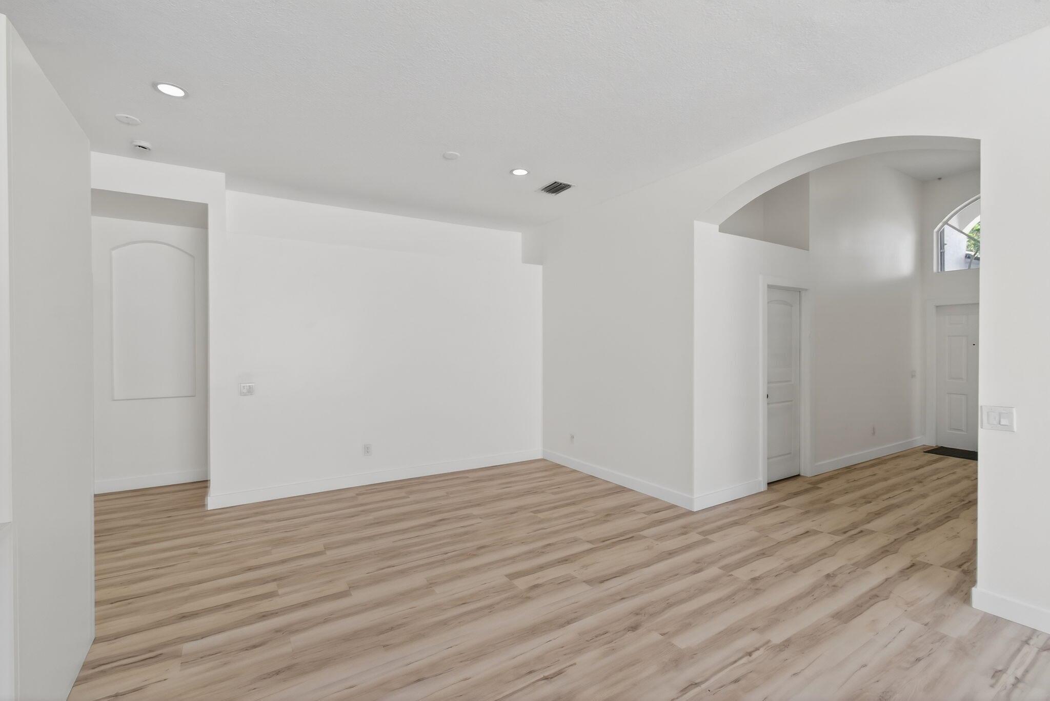 VALENCIA LAKES - Residential