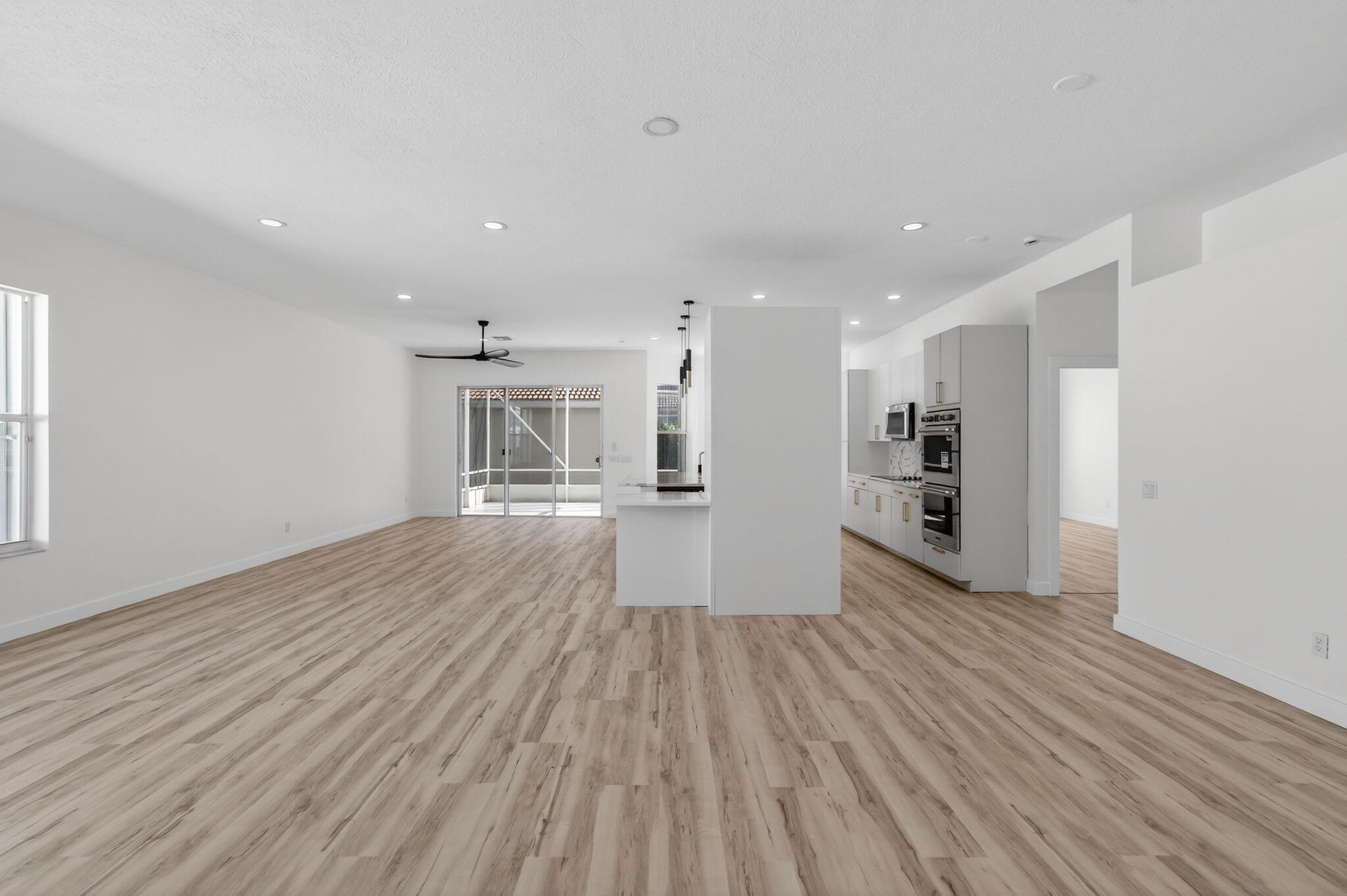 VALENCIA LAKES - Residential