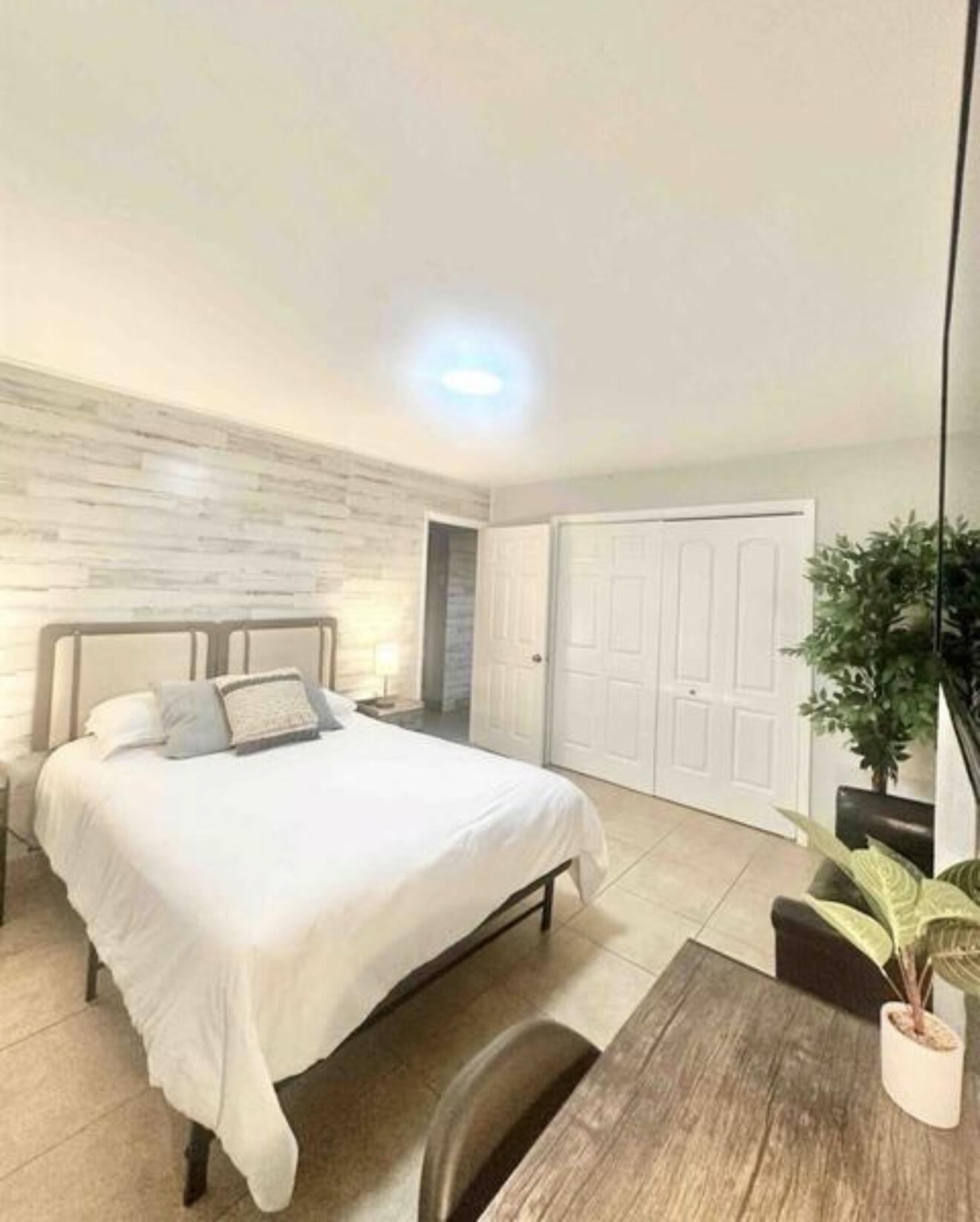 NORTH LAKE WORTH - Residential Income