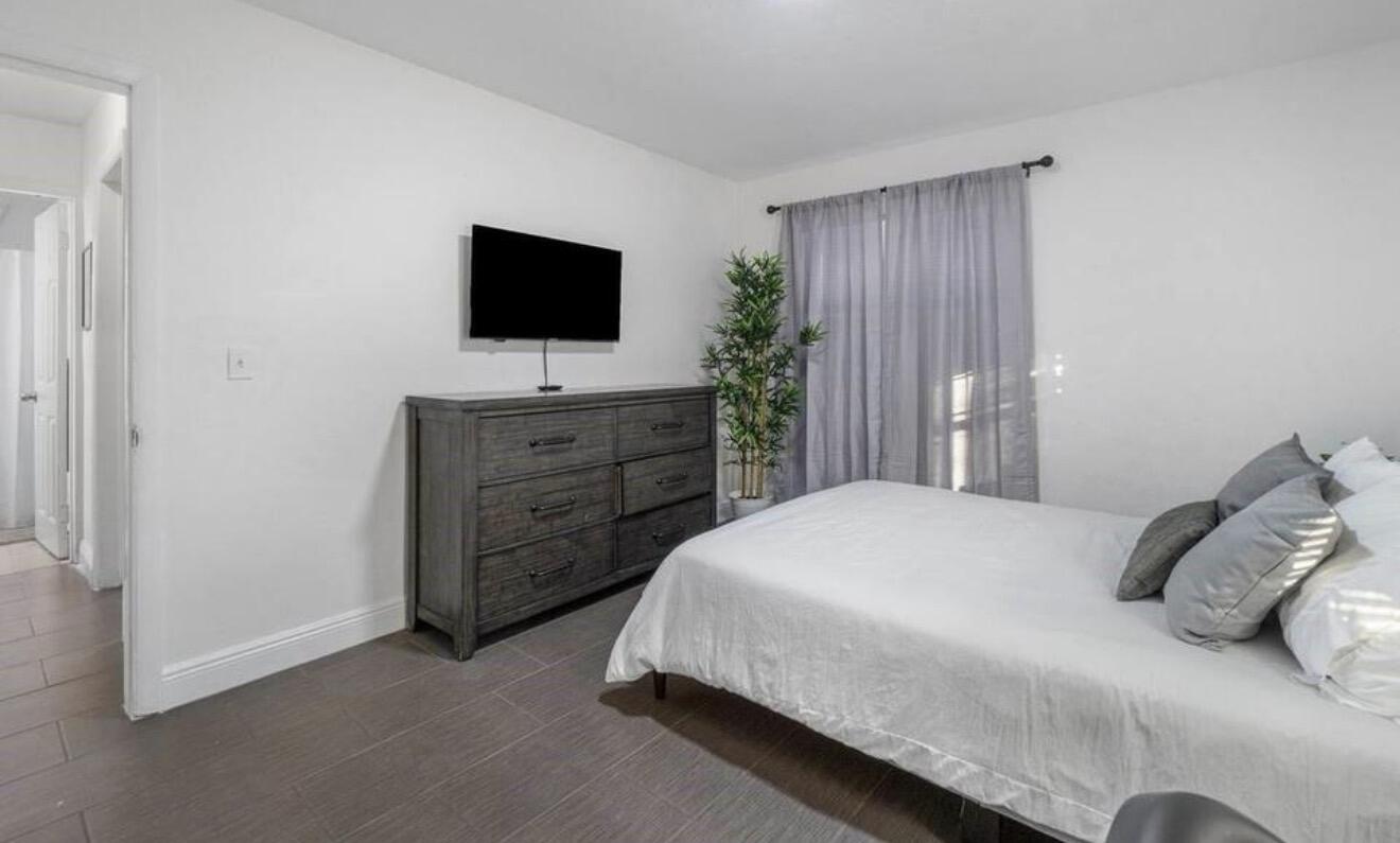 NORTH LAKE WORTH - Residential Income