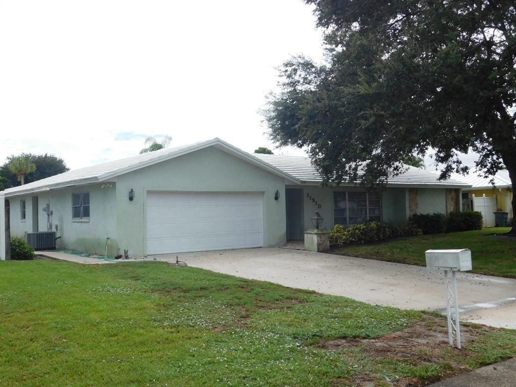 Photo of 11910 Butternut Street St, Palm Beach Gardens, FL 33410 (MLS # R10828070)