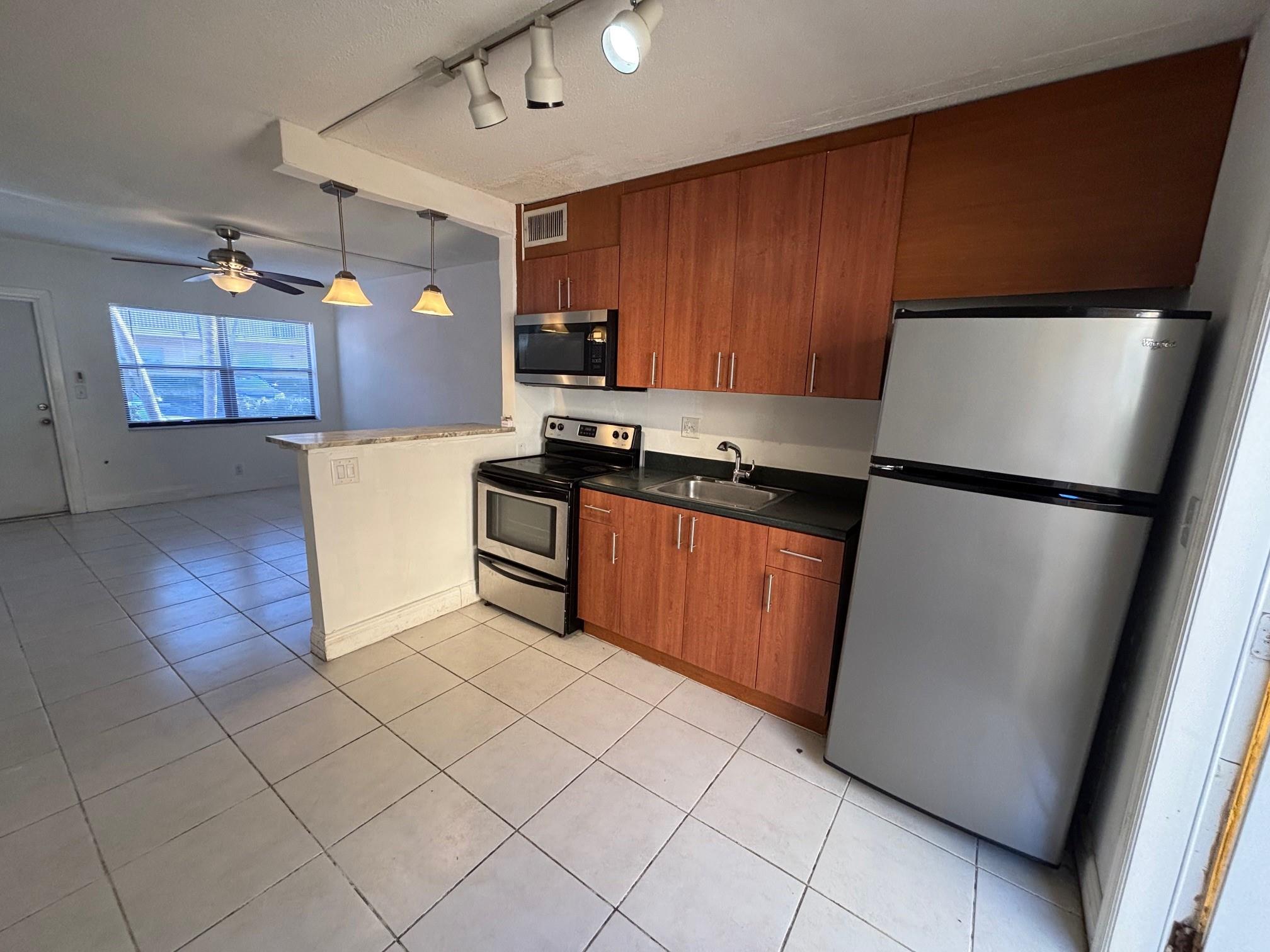 El Sol At Main Street Con - Residential Lease