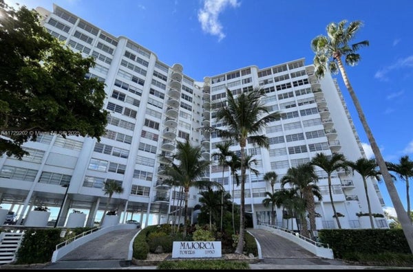 11930 N BAYSHORE DR PH 10, NORTH MIAMI, FL 33181 - Image b32e4bc26ab05c8c0e6c1dbccc581c4a/1463952607