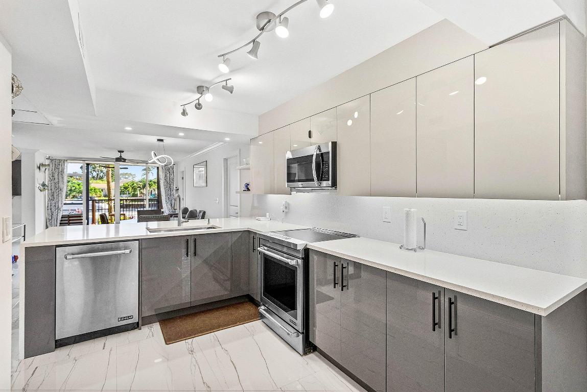 18 Royal Palm Way 109