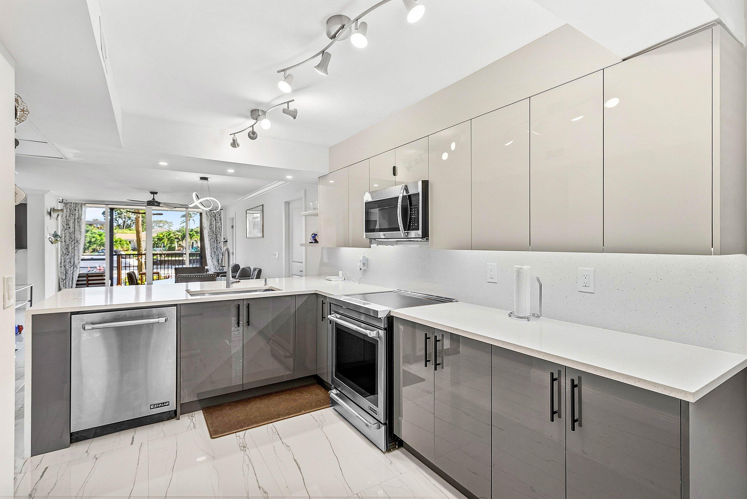 18 Royal Palm Way 109