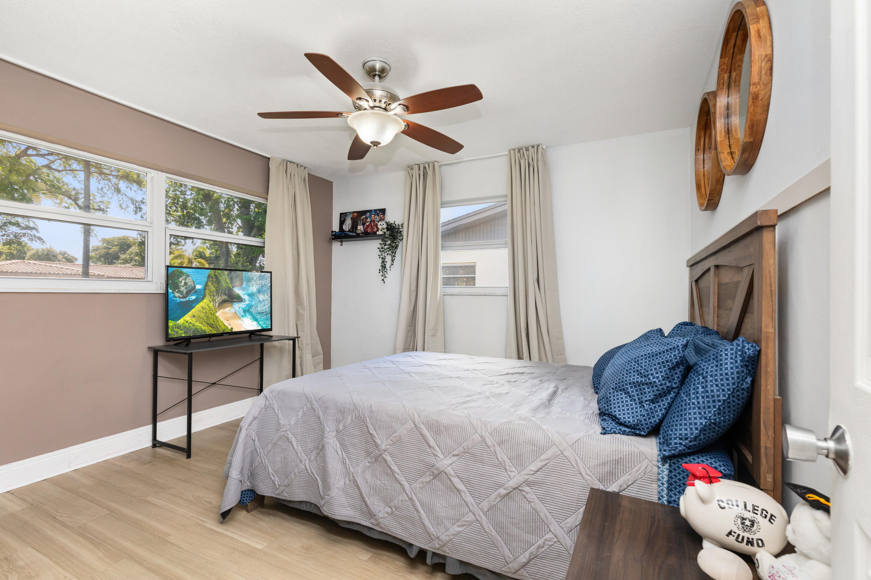 MIRROR LAKE ESTATES SEC SIX - Residential