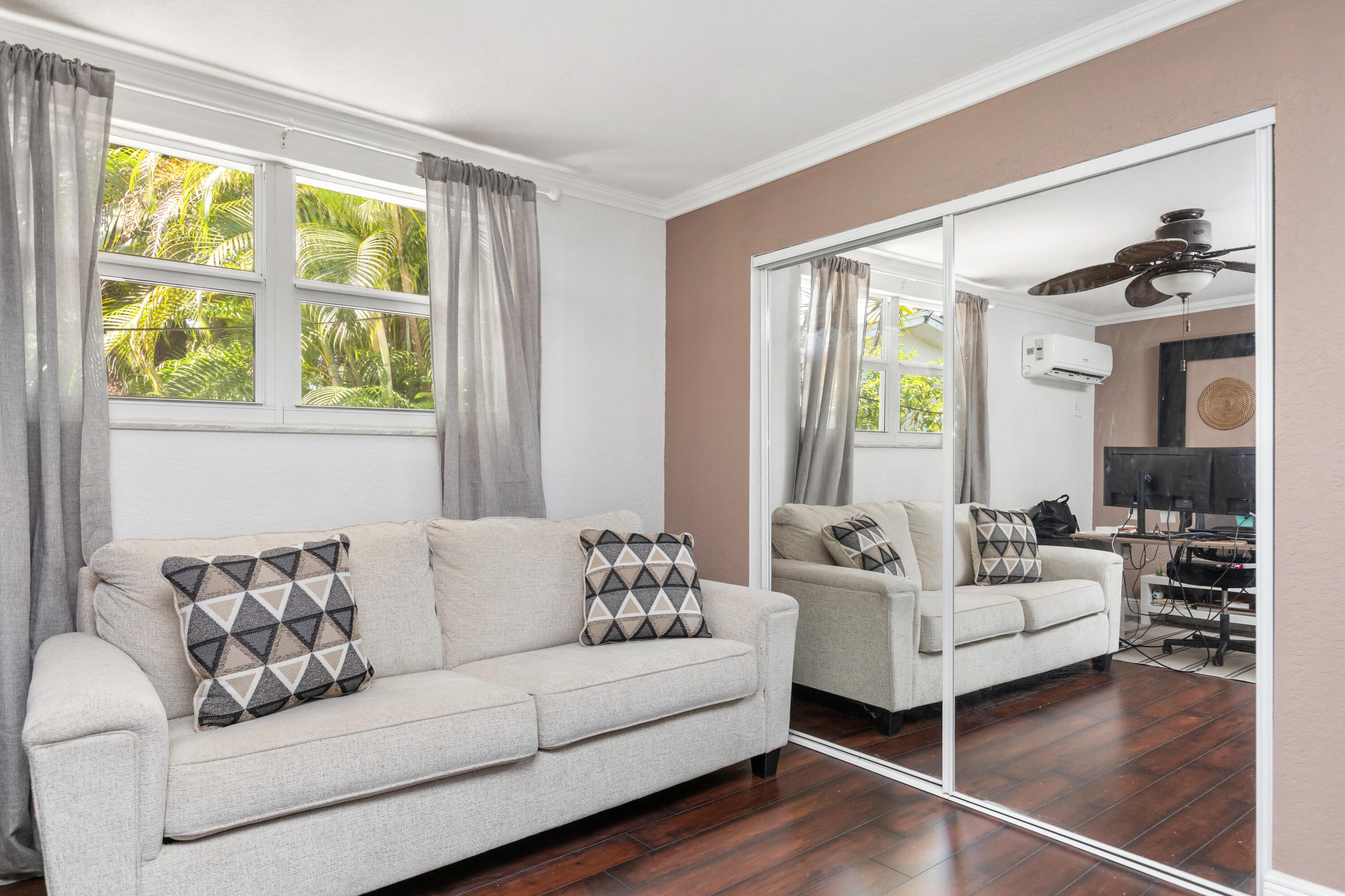 MIRROR LAKE ESTATES SEC SIX - Residential