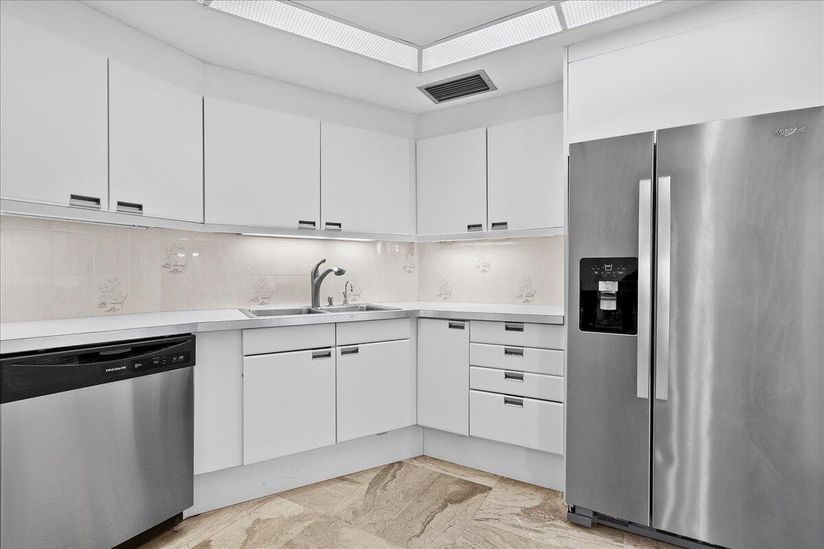 OLD PORT COVE LAKE POINT TOWER CONDO - Residential