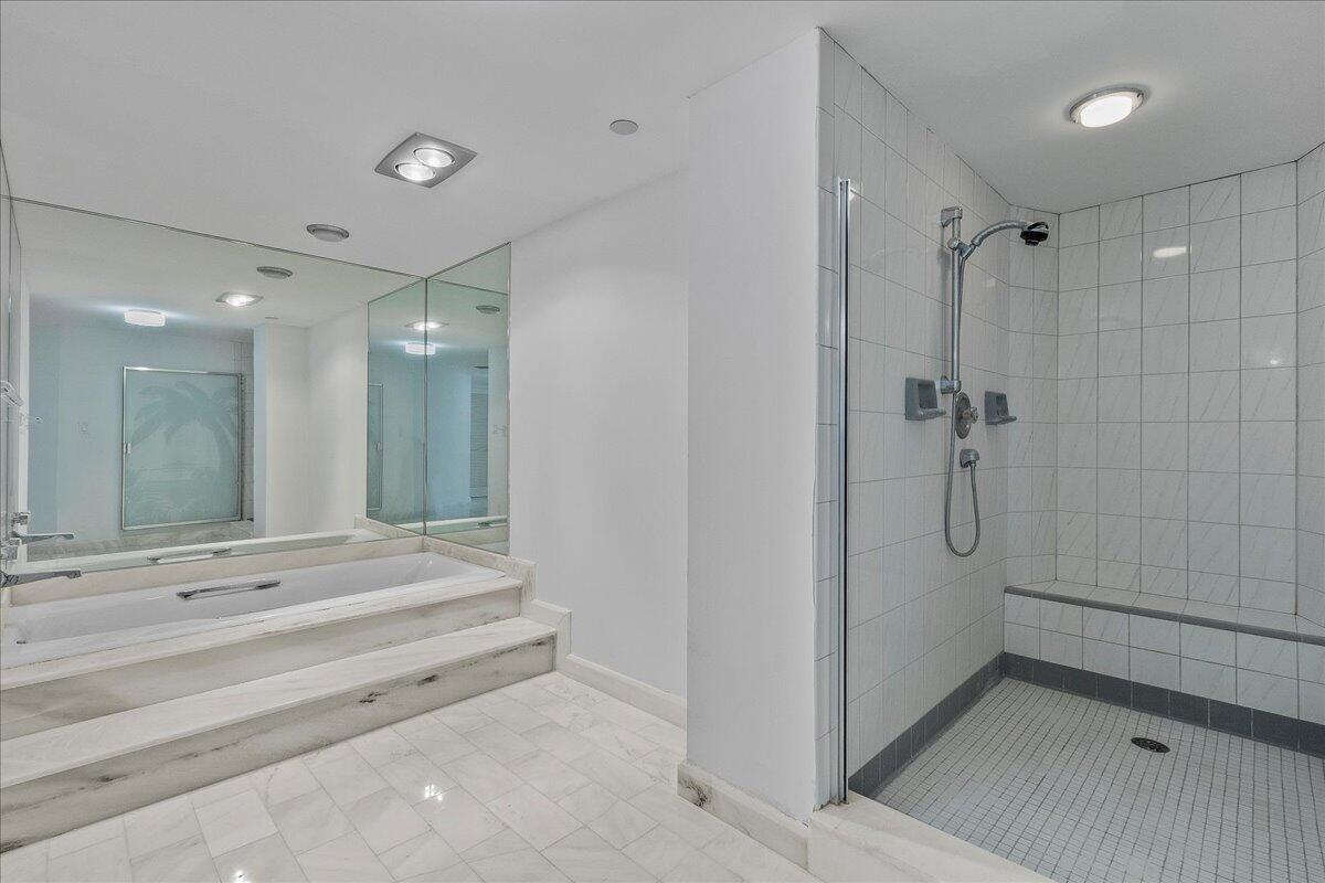 OLD PORT COVE LAKE POINT TOWER CONDO - Residential