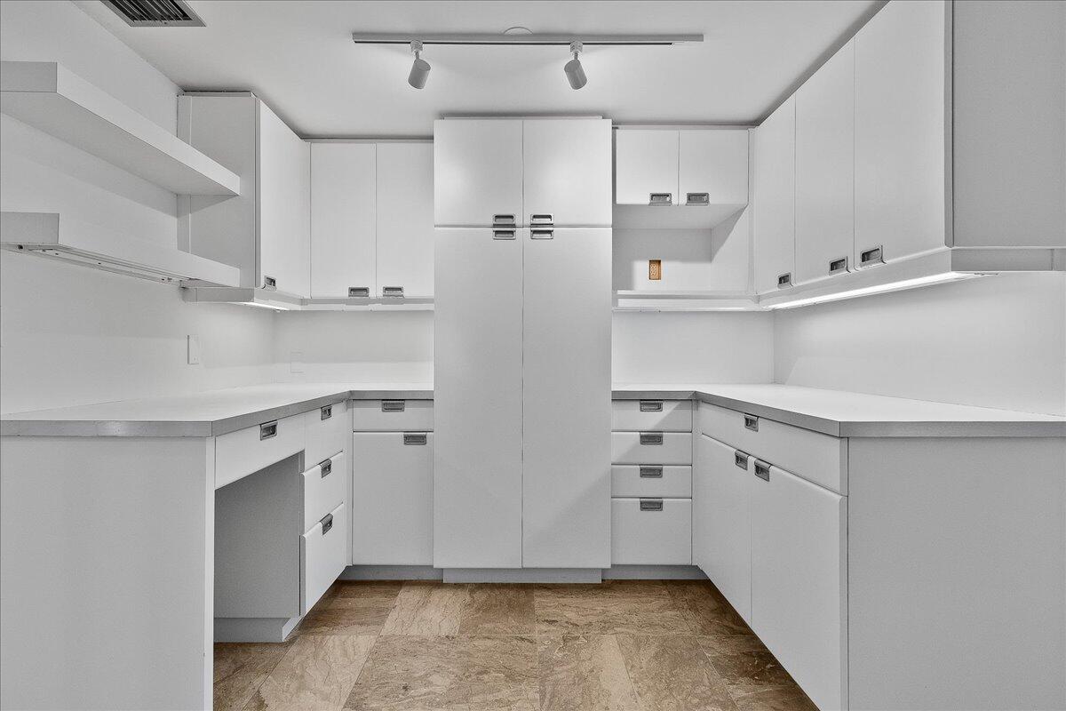 OLD PORT COVE LAKE POINT TOWER CONDO - Residential