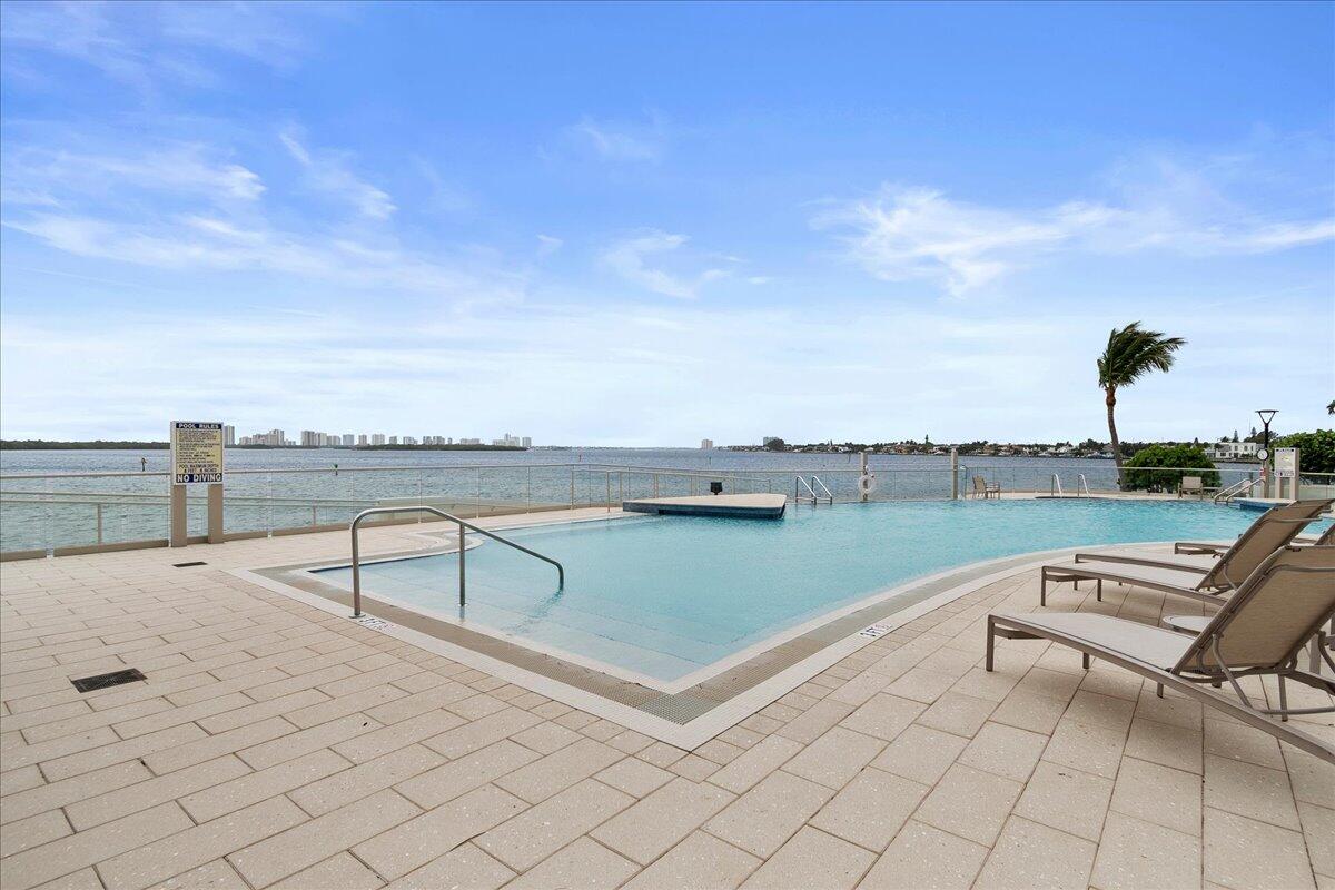 OLD PORT COVE LAKE POINT TOWER CONDO - Residential