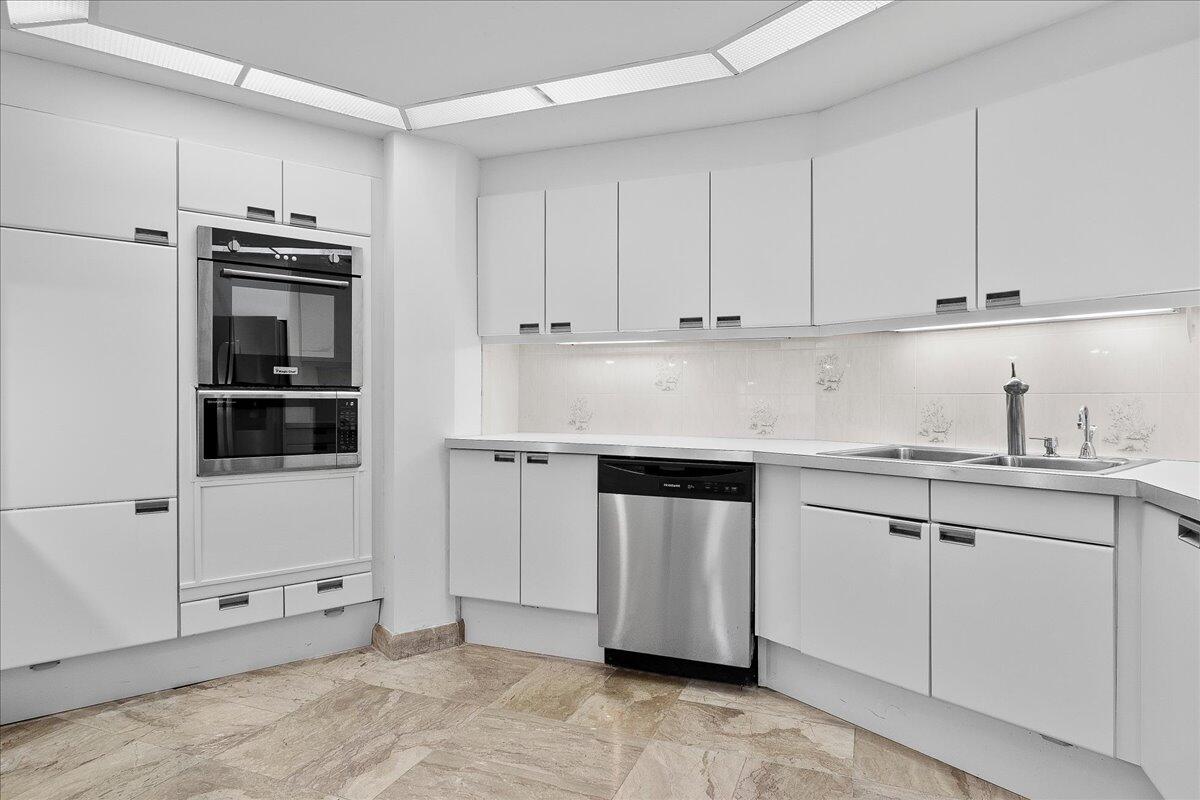 OLD PORT COVE LAKE POINT TOWER CONDO - Residential