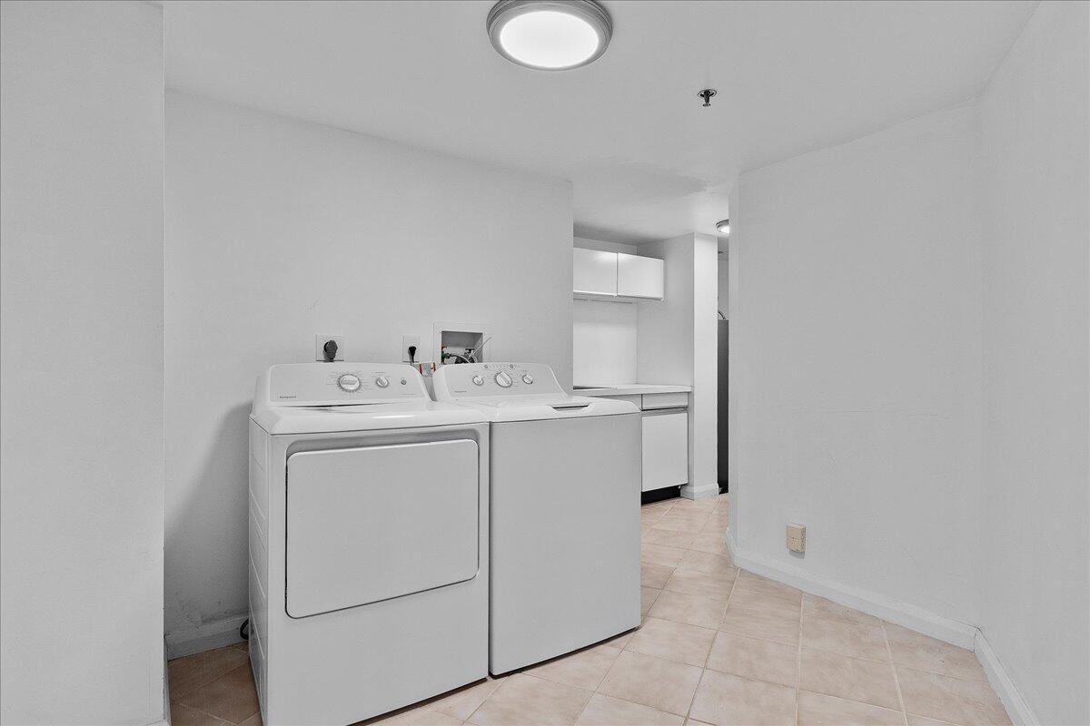 OLD PORT COVE LAKE POINT TOWER CONDO - Residential