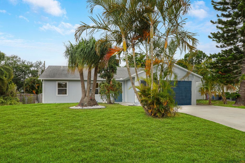 Photo of 1042 SW Coleman Avenue, Port Saint Lucie, FL 34953 (MLS # R10976461)