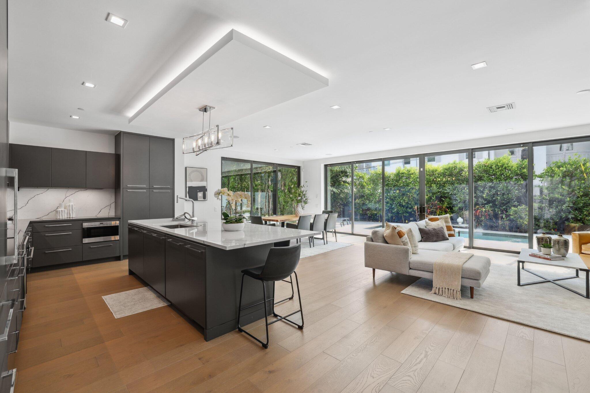 215 MACFARLANE PLAT - Residential