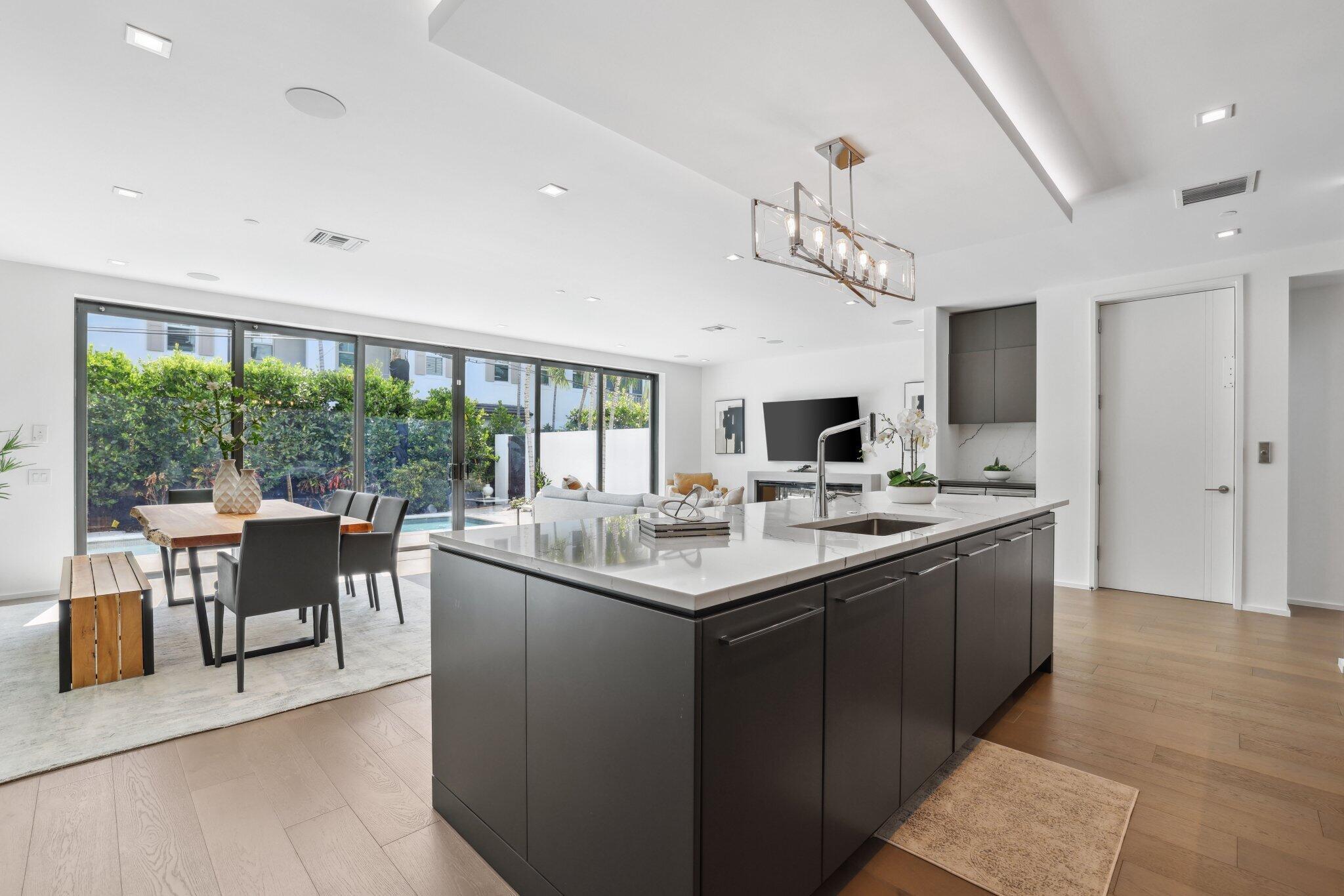 215 MACFARLANE PLAT - Residential