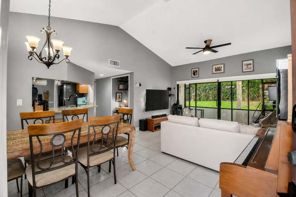 Photo of 14 Via De Casas #104, Boynton Beach, FL 33426 (MLS # B26035954)