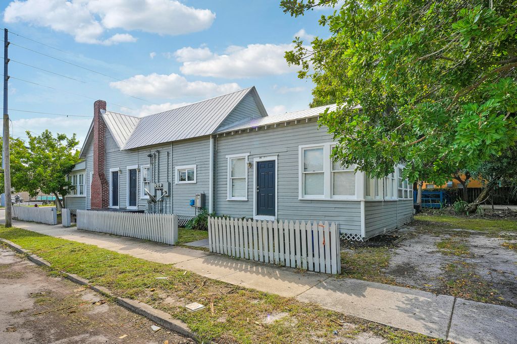 Photo of 301 S 7th S Street, Fort Pierce, FL 34950 (MLS # R11147030)